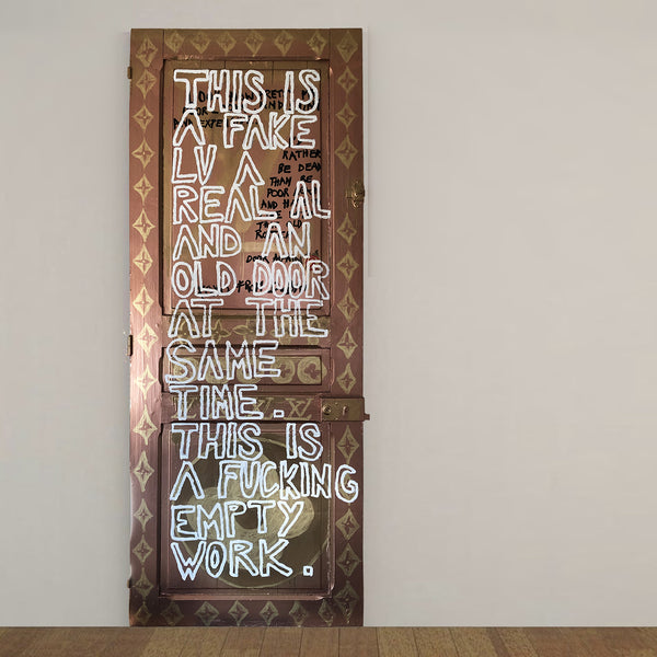 Découvrez "The Door" issue de la série EMPTY d'Alina Schiau, aka alina(lalala). Bombe et peinture murale, sur ancienne porte en bois. Voir toutes les oeuvres, l'univers contemporain, déjanté et décapant de l'artiste.