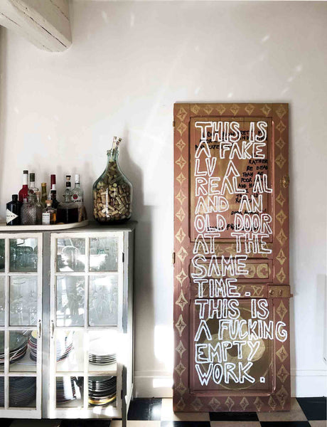 Découvrez "The Door" issue de la série EMPTY d'Alina Schiau, aka alina(lalala). Bombe et peinture murale, sur ancienne porte en bois. Voir toutes les oeuvres, l'univers contemporain, déjanté et décapant de l'artiste.