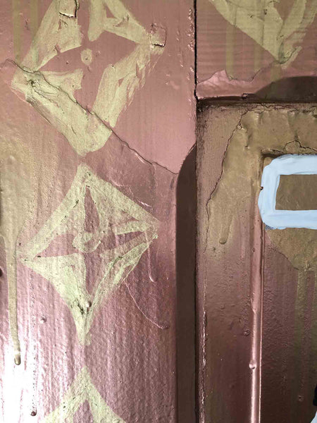 Découvrez "The Door" issue de la série EMPTY d'Alina Schiau, aka alina(lalala). Bombe et peinture murale, sur ancienne porte en bois. Voir toutes les oeuvres, l'univers contemporain, déjanté et décapant de l'artiste.