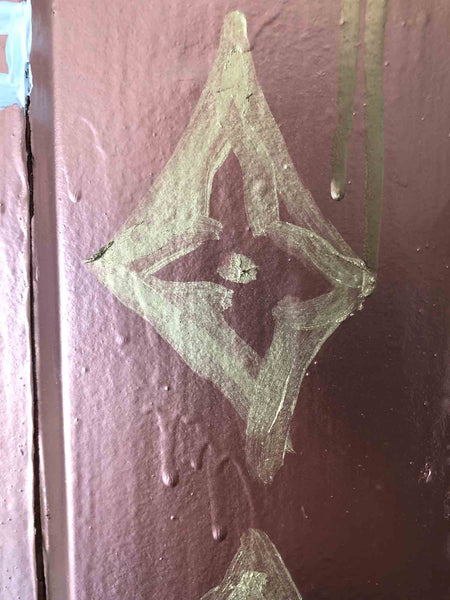 Découvrez "The Door" issue de la série EMPTY d'Alina Schiau, aka alina(lalala). Bombe et peinture murale, sur ancienne porte en bois. Voir toutes les oeuvres, l'univers contemporain, déjanté et décapant de l'artiste.