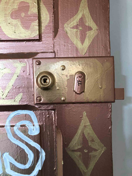 Découvrez "The Door" issue de la série EMPTY d'Alina Schiau, aka alina(lalala). Bombe et peinture murale, sur ancienne porte en bois. Voir toutes les oeuvres, l'univers contemporain, déjanté et décapant de l'artiste.