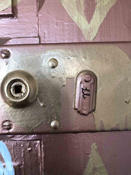 Découvrez "The Door" issue de la série EMPTY d'Alina Schiau, aka alina(lalala). Bombe et peinture murale, sur ancienne porte en bois. Voir toutes les oeuvres, l'univers contemporain, déjanté et décapant de l'artiste.