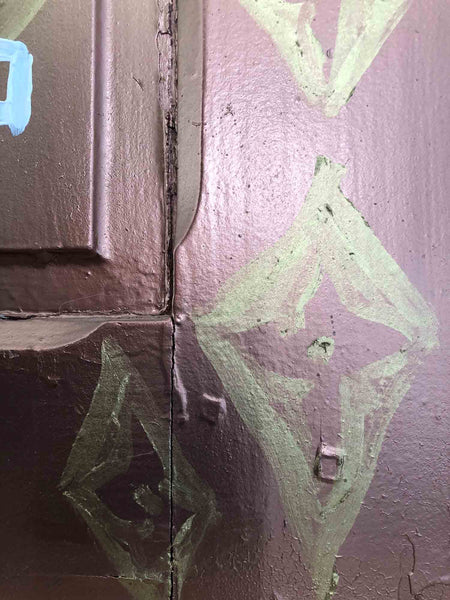 Découvrez "The Door" issue de la série EMPTY d'Alina Schiau, aka alina(lalala). Bombe et peinture murale, sur ancienne porte en bois. Voir toutes les oeuvres, l'univers contemporain, déjanté et décapant de l'artiste.