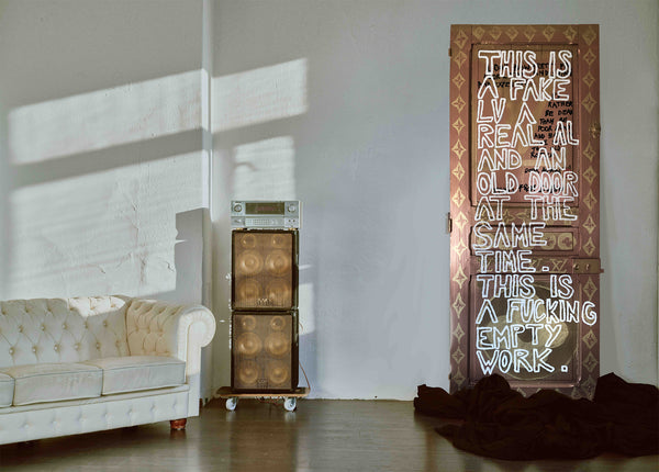 Découvrez "The Door" issue de la série EMPTY d'Alina Schiau, aka alina(lalala). Bombe et peinture murale, sur ancienne porte en bois. Voir toutes les oeuvres, l'univers contemporain, déjanté et décapant de l'artiste.